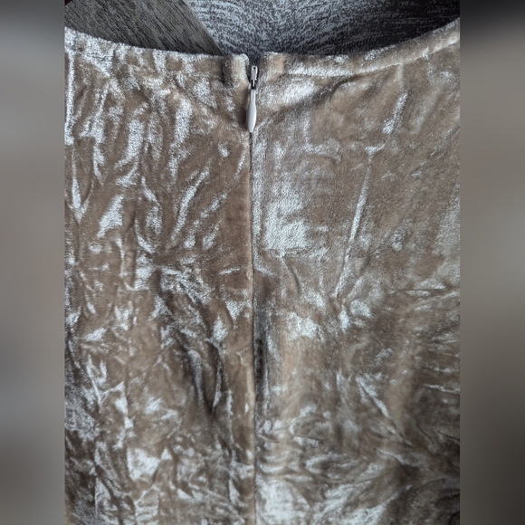 Le Lis Crushed Velvet Dress - Picture 4 of 5